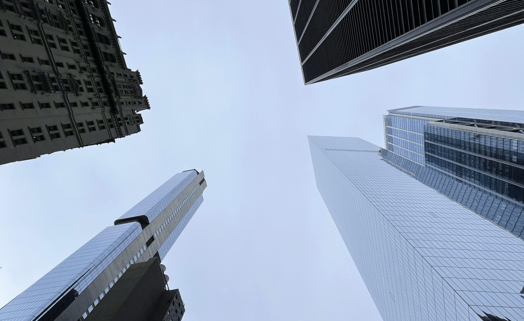 Przyszłość budynków wysokich: aerodynamika, zrównoważone rdzenie i inteligentne fasady